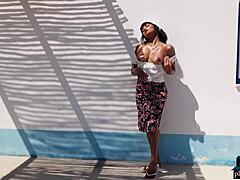 Roztrhané oblečení odhaluje Angel Constance, křivou indickou milf modelku, v outdoorovém Playboy natáčení