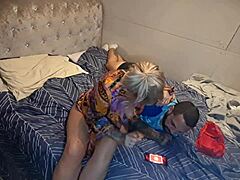 Kypsä äiti ja hänen nuorempi kumppani harjoittaa Kuuma kotitekoinen sukupuoli istunto