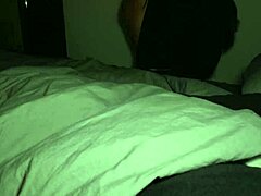 Padrasto e enteado se envolvem em atividades sexuais em cama compartilhada, levando ao sexo anal e ejaculação dentro do parceiro