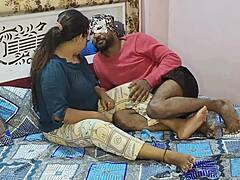 O femeie indiană matură se bucură de sex anal intens cu unchiul ei în înaltă definiție