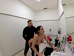 لاعب اليشم يشارك في لقاء ساخن في الحمام مع أم مثيرة خلال حفلة هالوين