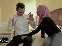 Una mujer musulmana encuentra consuelo en el rico esposo de su madrastra durante años, participando en encuentros sexuales tabú