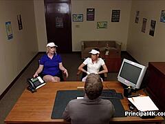 Twee studenten verrassen hoofdmeester met een blowjob in zijn kantoor