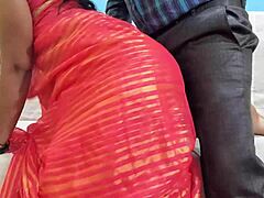 Moden milf i rosa sari blir dominert av ung stud