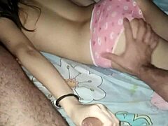 Tatăl vitreg cu penis mare își fute fiica vitregă matură din spate
