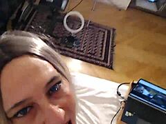 Une amatrice autrichienne reçoit plusieurs éjaculations faciales après une douche anale et dorée