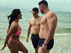 Африканские и латинские пары занимаются групповым сексом на пляже