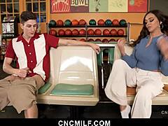 Under et bowlingspill, utroer kjæresten kjæresten sin med sin modne stemor - cncmilf