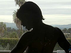 Ana Foxxx, visoka črna MILF modelka, se slači in razvaja v topli kopeli