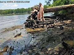 Isteri yang berisi bersetubuh dengan suaminya di dalam lumpur semasa berjalan-jalan di alam semula jadi - menampilkan Becky Tailorxxx