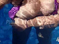 Göğüslü Filipinli MILF havuz kenarında büyük varlıklarını sergiliyor