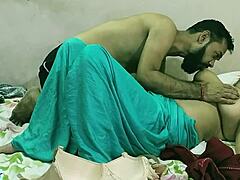 Аматьорски съпруг, хванат да изневерява с гореща индийска майка в уеб сериал