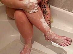 Donna matura che si pulisce sensualmente le dita dei piedi