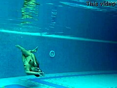 Sazan, MILF Eropah yang menakjubkan, mengambil rakaman erotik di bawah air