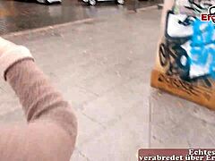 Une mère allemande dodue aux cheveux bruns est ramassée dans la rue
