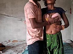 Indická dívka si užívá drsný anální sex ve vesnici