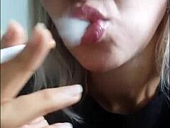 O fetiță fumătoare înflăcărată își arată părțile intime într-un videoclip erotic