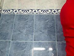 Video rumahan jururawat menukar pakaian di bilik mandi