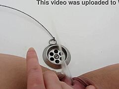 Une collection de vidéos de pisse dans la chatte mettant en vedette une femme mature qui urine dans la baignoire, avec des plans rapprochés et des effets ASMR