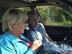 Yaşlı kadın üvey oğluyla arabada seksin tadını çıkarıyor