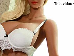 Blonda matură cu sâni mari se bucură de sex anal cu o păpușă sexuală