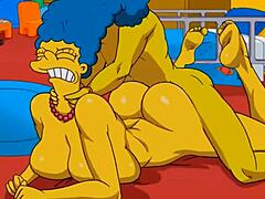 Marge, husmoren, oplever intens nydelse, da hun modtager varm sperm i sin røv og sprøjter i forskellige retninger. Denne usensurerede anime har modne karakterer med store røve og store bryster