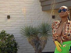 Nyla, la modèle ébène Playboy, montre ses gros seins naturels dans une performance solo