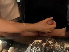 Kypsä nainen valmistelee peniksen jauhoilla intiimille illalliselle