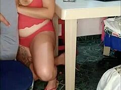 Una MILF venezolana es atrapada haciendo porno y le ofrece sexo a su primo a cambio de fotos desnudas
