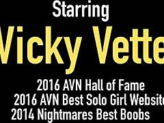 Vicky Vette, een volborstige rijpe vrouw, geniet van anaal spel met metalen kralen
