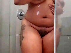 الأم الممتلئة الجسم ذات المؤخرة الكبيرة تلعب في الحمام بمفردها