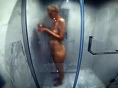 Hemgjord video av en smal milf med naturliga tuttar som tar en dusch