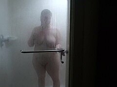 En hvit jente tar en rask dusj på hotellet