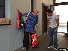 60-летняя блондинка-бабушка скачет на молодом парне в горячей реальности