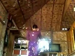 Индианка-бхабхи демонстрирует сольное выступление на небесах