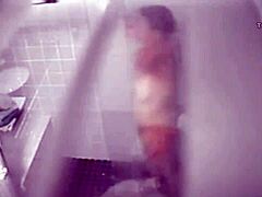 Ogarniona mama zostaje przyłapana pod prysznicem ze swoimi opaleniami
