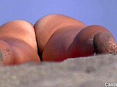 Tight Beach Swing: Nudist MILFs, jotka ovat peitetyn Spycam-kameran peitossa