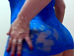 Сензуална плавокоса жена ужива у секси игрању са својим великим дупетом