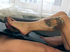 Una milf amateur le da una punzada sexy con sus piernas