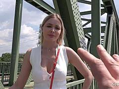 Verena Maxia, den blonde tyske puma, forfører sin castingagent til sex udendørs