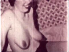 Vintage baise et chatte poilue avec une milf mature dans cette vidéo porno rétro