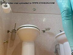 Μια κρυμμένη κάμερα καταγράφει μια μελαχρινή μαμά να κλάνει στο μπάνιο