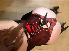 Una mujer madura francesa rubia en corsé le hace una mamada en POV y es follada en lencería satinada