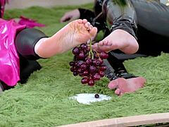Čudovite debele ženske uživajo v čaščenju stopal z Arya Granderjevim lepim stopalom