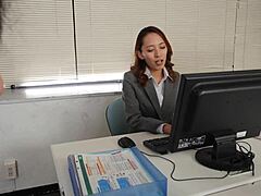 Paksu japanilainen nainen Yukari Mikawa saa siemensyöksyn emättimeensä