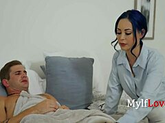 Бръсната майка с сини коси хваща сина си да мастурбира пред нейната снимка