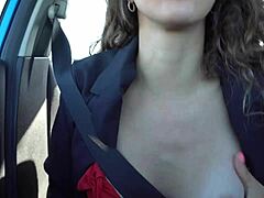 Masturbácia v aute s prirodzenými prsiami a semeno v ústach