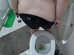 Seorang istri dewasa dengan payudara besar tertangkap kamera tersembunyi di toilet