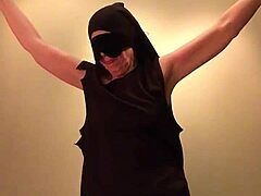 راهبة ناضجة مشعرة تُذل وتجرد في مشهد BDSM