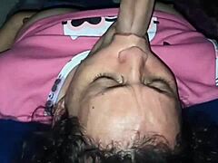 Kolumbijska MILF uživa lizanje anusa in sesanje tiča za prijatelja svojega sina